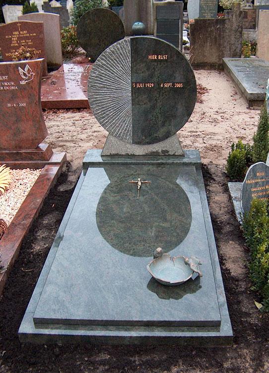 In onze toonkamer in en tuin in Amsterdam hebben wij een ruim assortiment grafstenen.