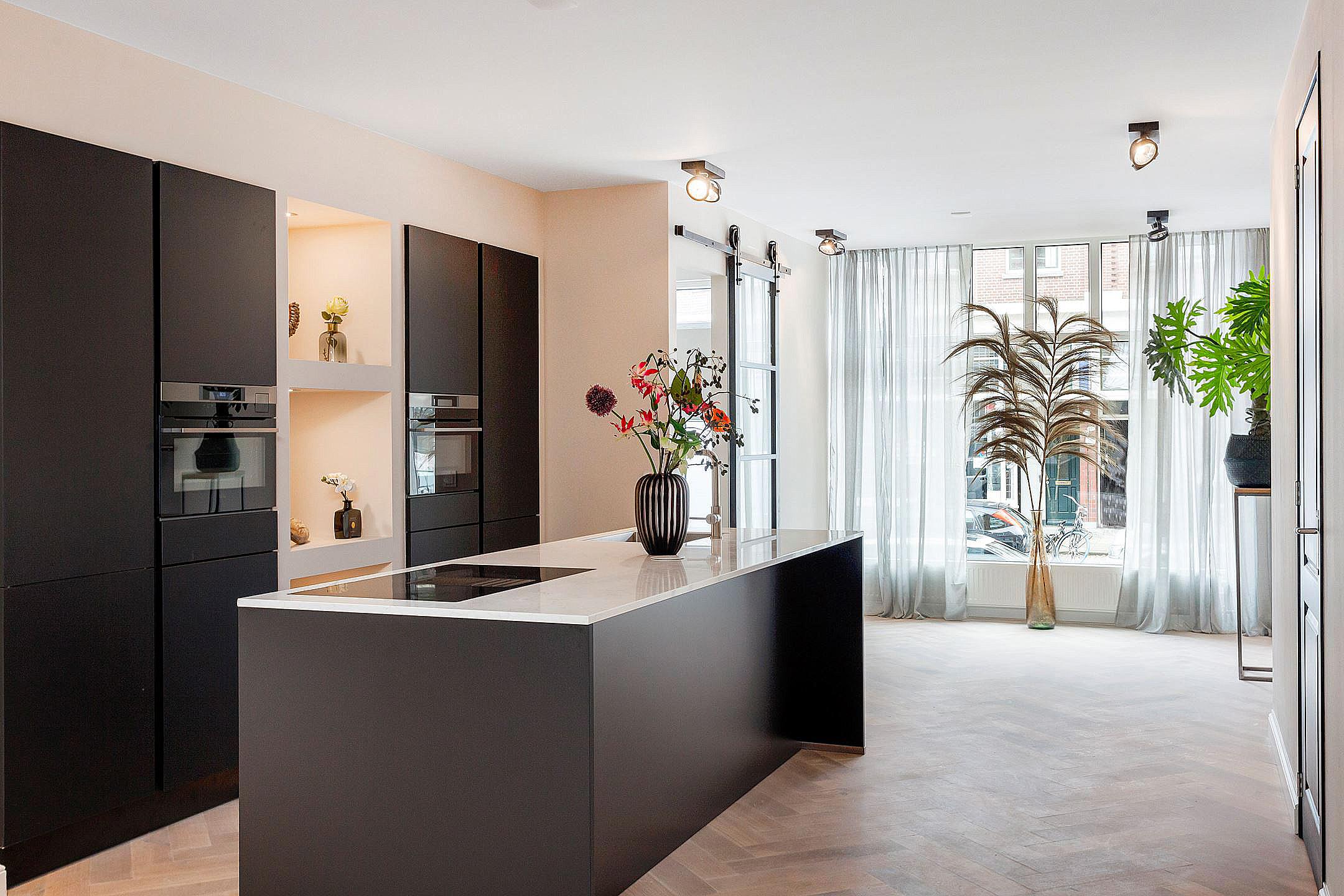 keukenbladen-van-graniet-belgisch-hardsteen-composiet-keramiek-en-dekton-voor-je-nieuwe-keuken-1